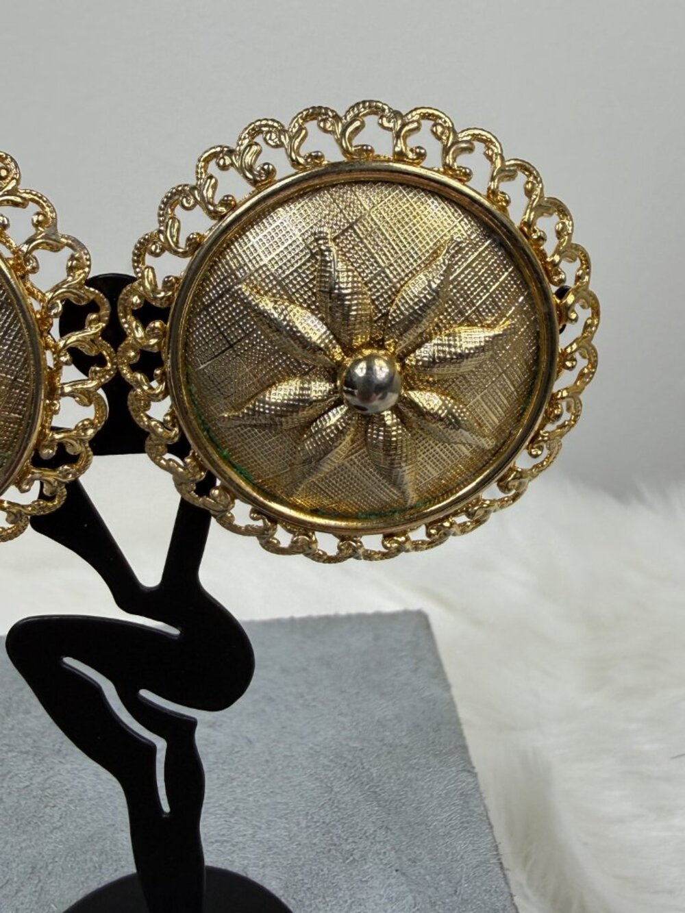 Vintage Gold Tone Round Clip-on Earrings 2" X 2" - Picture 4 of 10